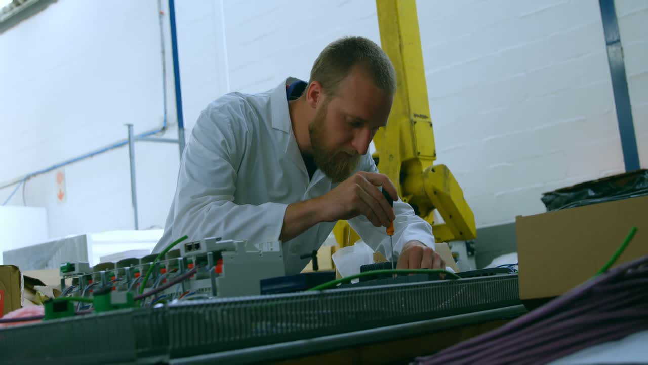 ingeniero robótico reparando la placa de circuito en la mesa 4k