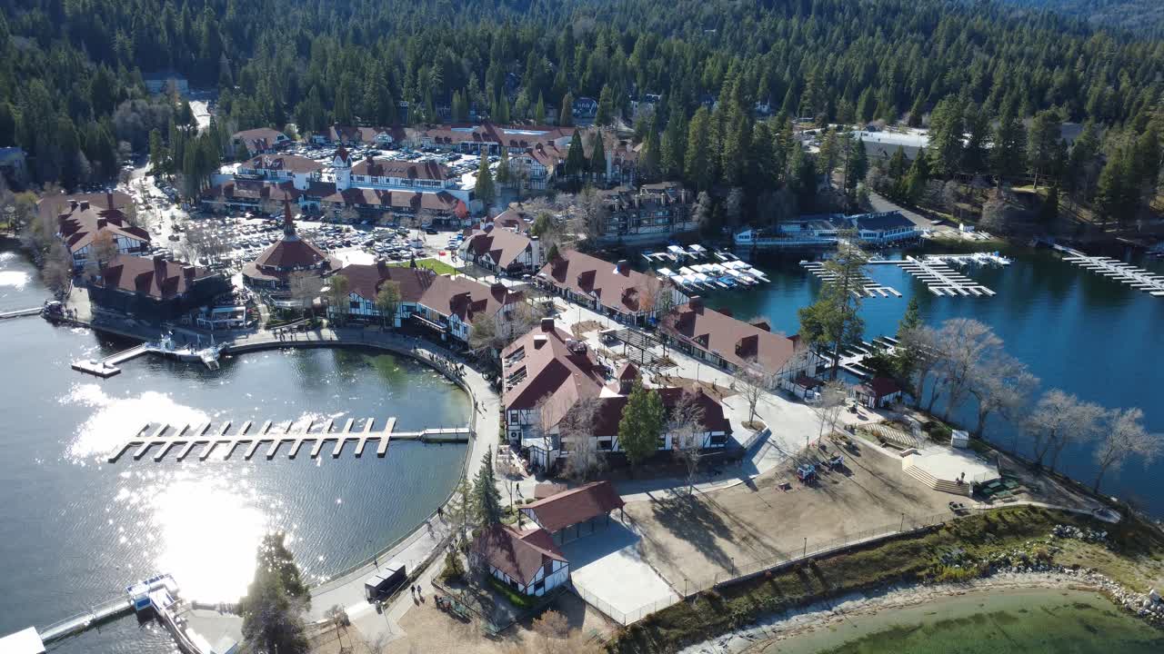 Lake Arrowhead Village nella contea di San Bernardino, California meridionale. Lento drone aereo che si avvicina alla trafficata area commerciale