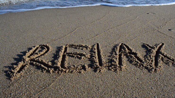 Kata "relax" di pasir. Pantai. Pemotretan di pantai.