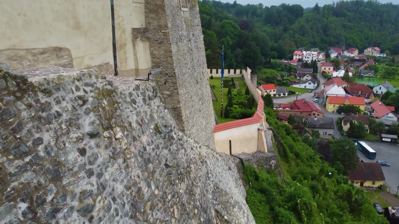 Вид вдоль стен замка Чески-Штернберк в Чешской Республике.