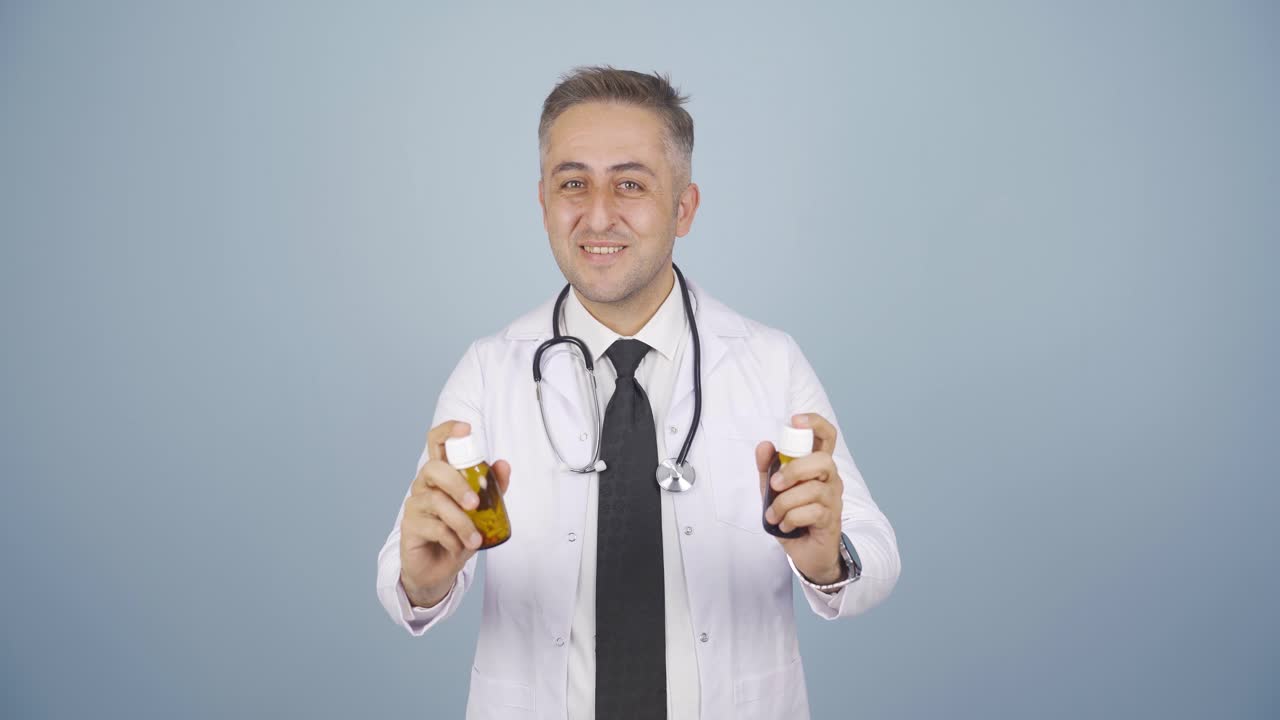 의사는 카메라를 쳐다보고 조언을 합니다.