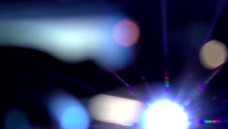 la luz borrosa azul del destello de las barras de hierro que se están soldando