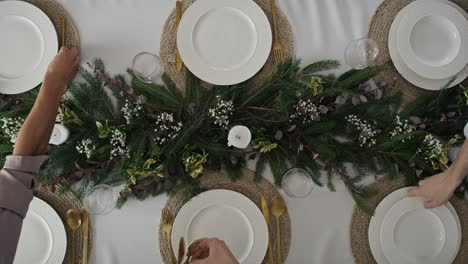 Desde-Arriba-Un-Grupo-De-Personas-Preparando-La-Mesa-Para-La-Cena-De-Navidad.