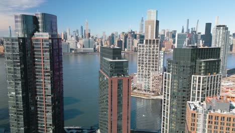 Eine-Filmische-Drohnenaufnahme-Zeigt-Die-Skyline-Von-Midtown-Manhattan-An-Einem-Schönen-Tag-In-New-York-City
