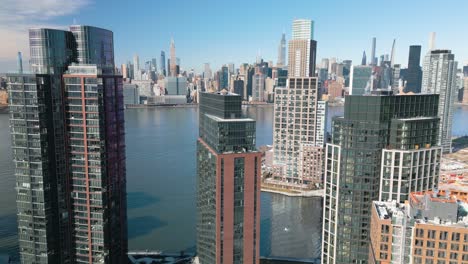 una toma cinematográfica de un dron revela el horizonte del centro de manhattan en un hermoso día en la ciudad de nueva york
