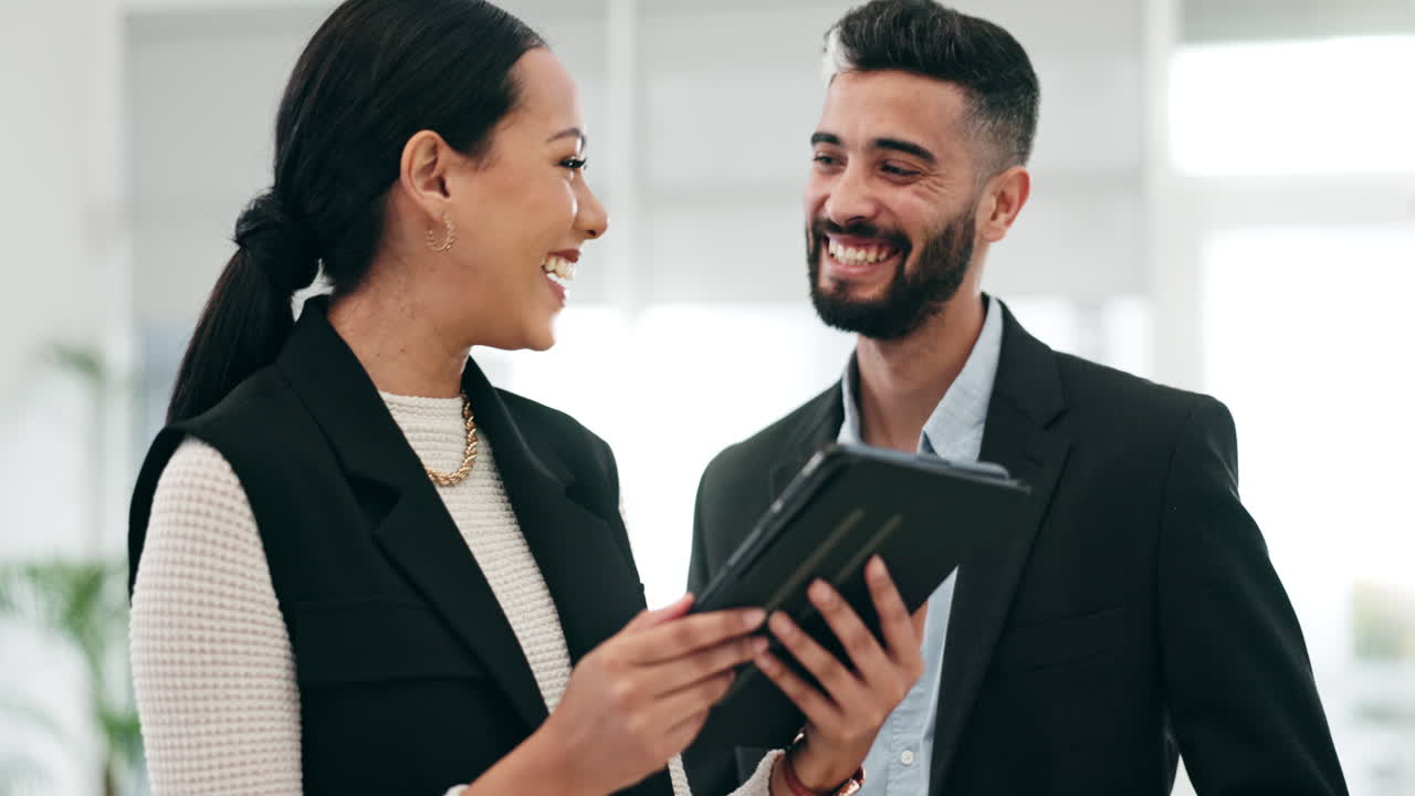 trabajo en equipo, tablets y gente de negocios en la oficina