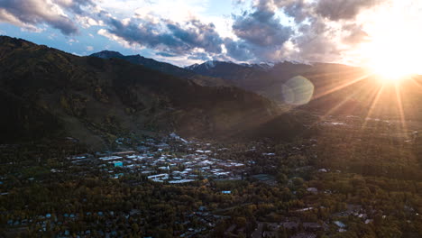 Timelapse-Aéreo-De-Los-Colores-Del-Otoño-En-Aspen,-Colorado