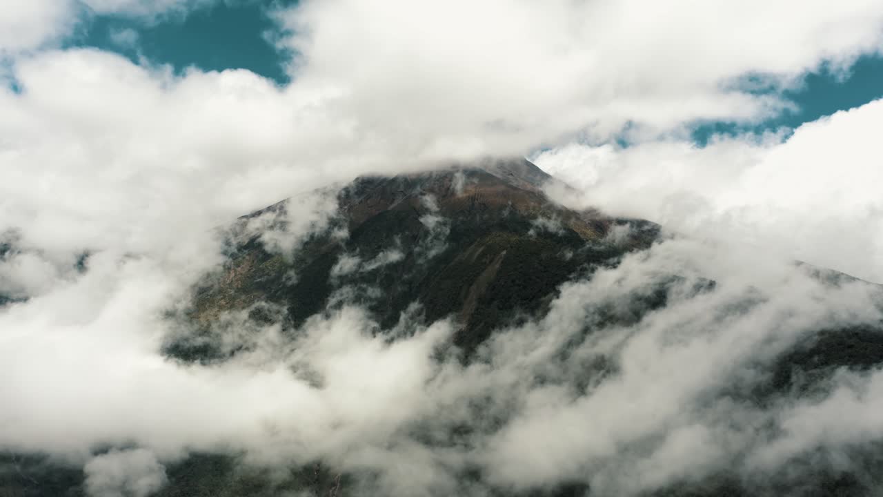 panorama del estratovolcán tungurahua cubierto de nubes desde baños en ecuador