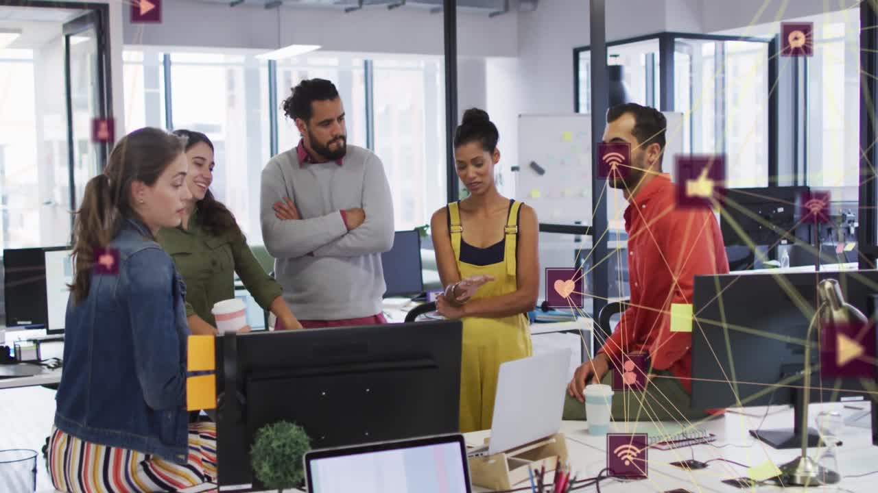 animación de una red de iconos de las redes sociales sobre felices colegas diversos en la oficina