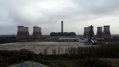 Luftaufnahme-Umkreist-Das-Gelände-Eines-Kohlekraftwerks,-Die-Fiddlers-Fähre-Bewölkte-Schornstein-Skyline