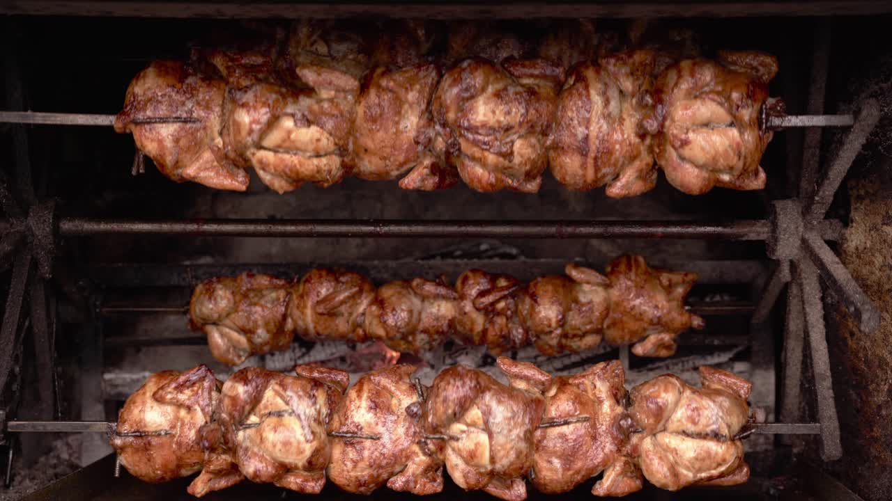 전통적인 그릴로 치킨 굽기