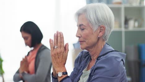 meditación, mujer mayor y respiración en el yoga