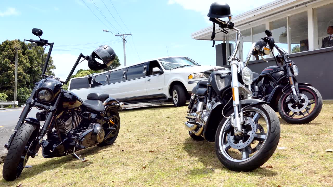 하얀 웨딩 카 또는 리무진의 샷