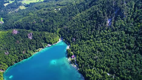 lago de fusine superior, alpes italianos. vuelos aéreos de aviones no tripulados.