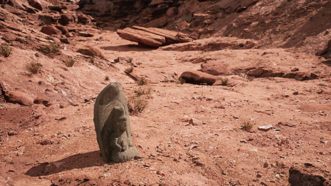 antigua estatua en el desierto de las rocas