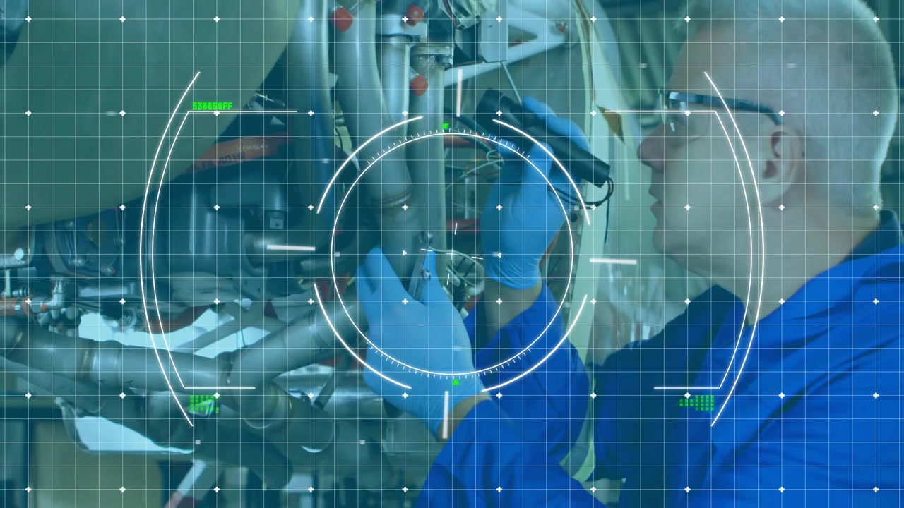 Visualizzazione di un overlay HUD, tecnico dell'impianto che ispeziona, stringe un giunto e regola una valvola su una rete di tubazioni.