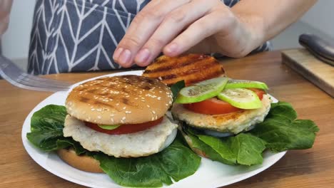 haciendo hamburguesas de pollo caseras