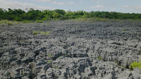 Vuela-Sobre-Las-Hermosas-Rocas-Tsingy-Ankarana-En-La-Isla-De-Madagascar