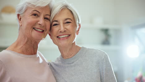 Amigos-Mayores,-Retrato-Y-Abrazo-Con-Una-Sonrisa