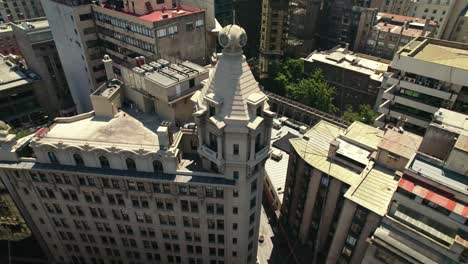 órbita aérea del edificio ariztía - primer rascacielos en santiago chile en un día soleado - barrio de la bolsa
