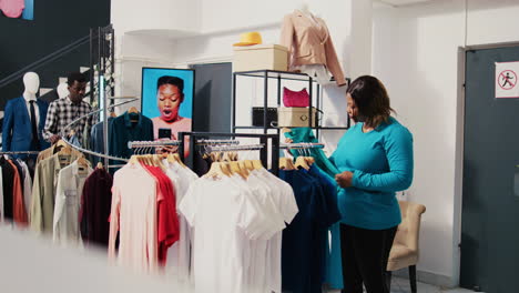 employee helping woman to buy clohtes