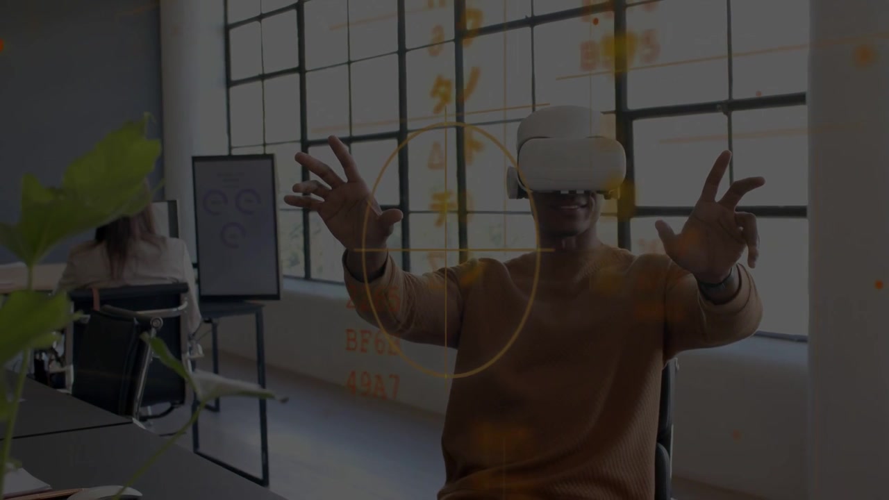 Uomo con visore VR che alza le mani in un ufficio tecnologico, avviando un HUD arancione che forma colonne di codice in fase di test.