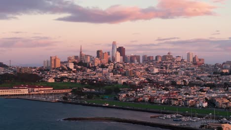 hermosa vista aérea del centro de san francisco al atardecer
