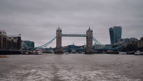 Vista-Del-Puente-De-Londres-En-La-Ciudad-De-Londres-Desde-Un-Barco-En-El-Támesis-Durante-La-Puesta-De-Sol