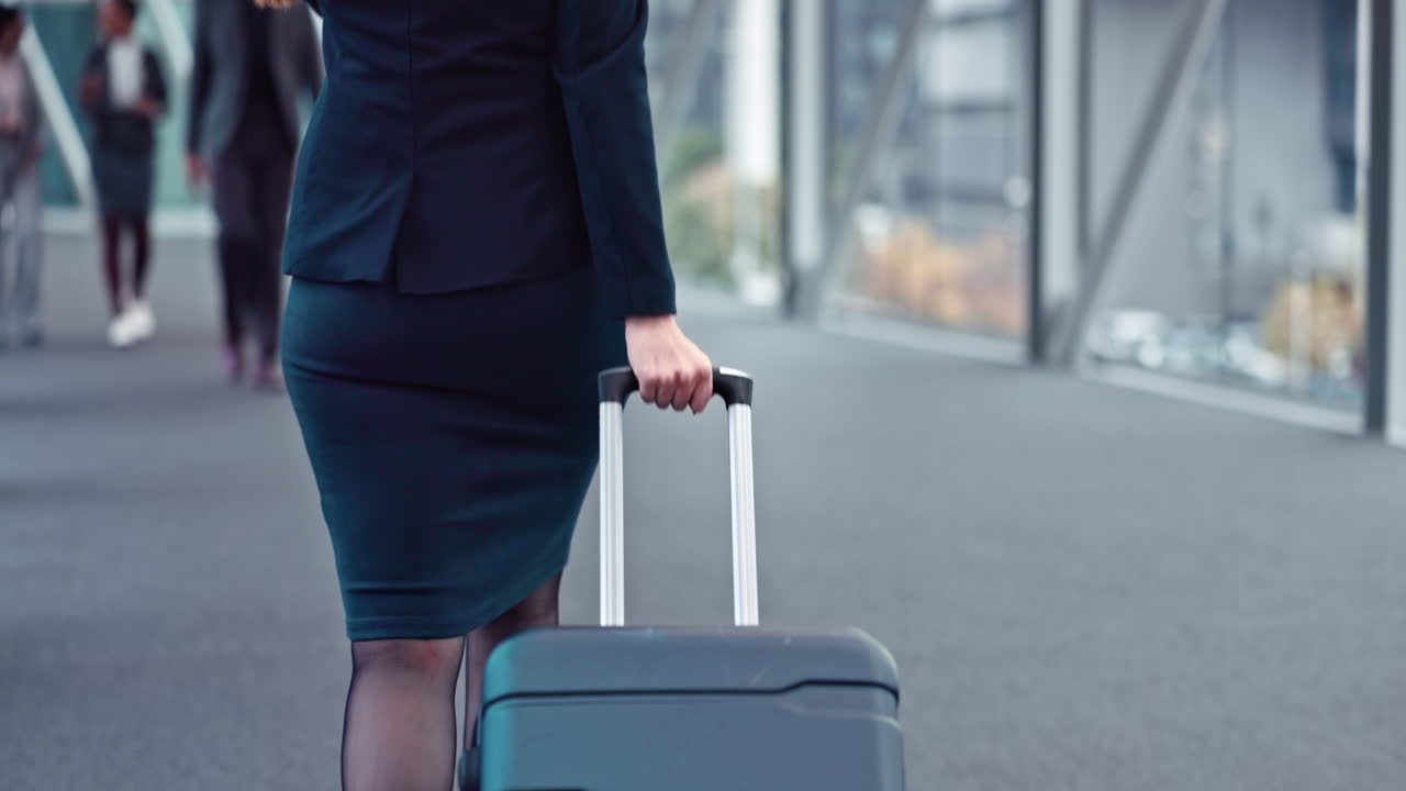Aeropuerto, piernas o empresaria con maleta