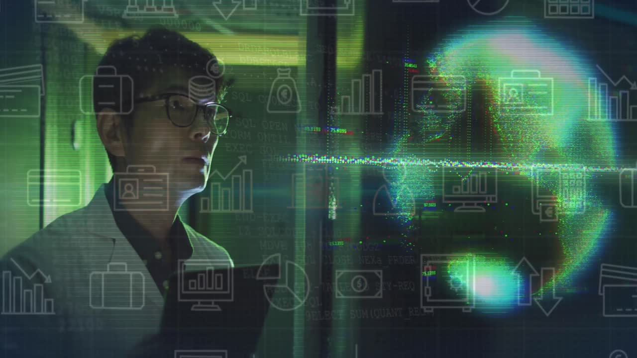animación de iconos y procesamiento de datos con técnico de ti asiático por servidores informáticos.