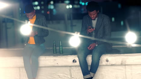 Nacht,-Telefon-Und-Freunde-Auf-Einer-Dachterrasse-Mit-Bier