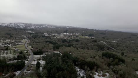 Pueblo-Nevado-Con-Vegetación-En-Invierno-Bajo-Un-Cielo-Nublado-En-Picornio,-Un-Pueblo-En-Galicia