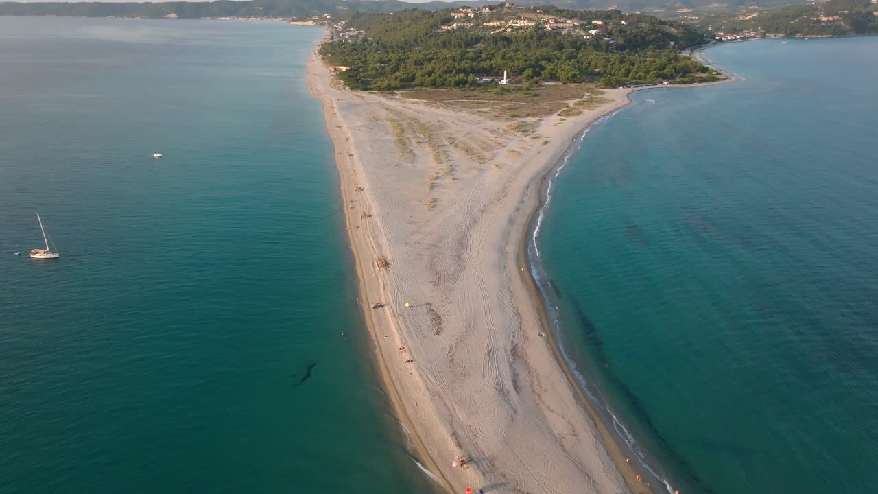 una vista aérea de una hermosa playa en grecia