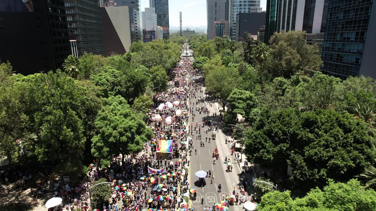 fotografía de drone del desfile del orgullo 2023 en la ciudad de méxico frente a los edificios corporativos de paseo de la reforma