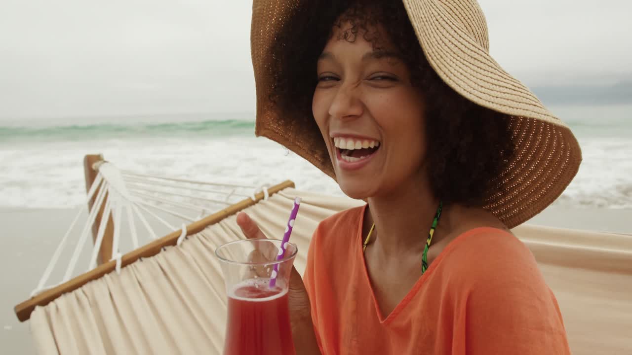 바 ⁇ 가 에서 자유로운 시간 을 즐기는 부부