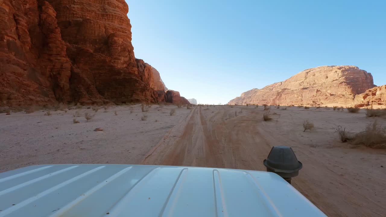 vista en primera persona desde un jeep en el desierto