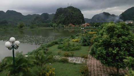 Erstaunliche-Antenne-Von-Beeindruckender-Grüner-Natur-In-Nin-Bihn,-Vietnam