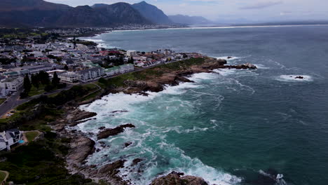 Wunderschöne-Küstenstadt-Hermanus,-Welthauptstadt-Der-Walbeobachtung;-Drohne