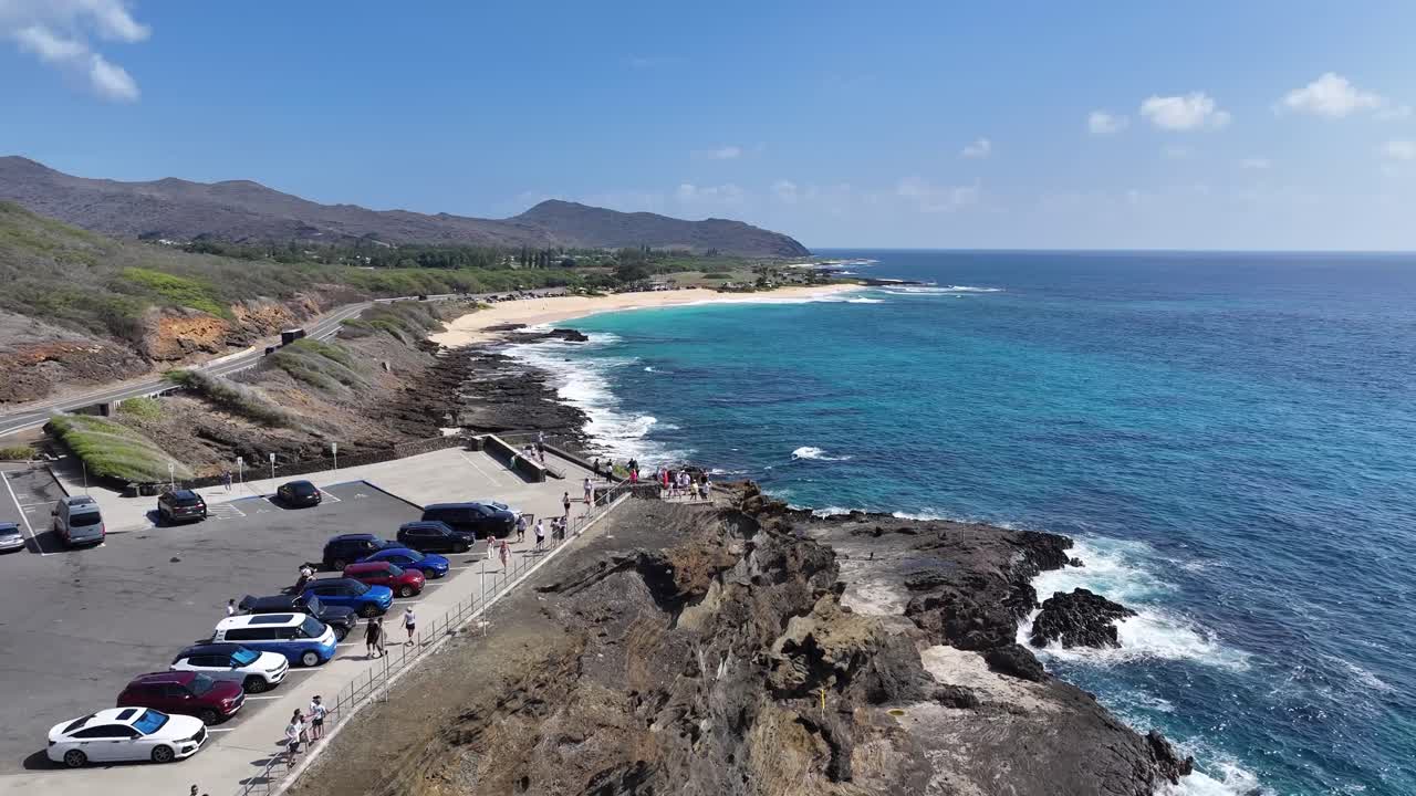 Filmato aereo realizzato con drone sulle lussureggianti montagne verdi e sulla costa tropicale delle Hawaii, che mostra le acque turchesi dell'oceano, le palme, le valli panoramiche e i vivaci paesaggi insulari dall'alto