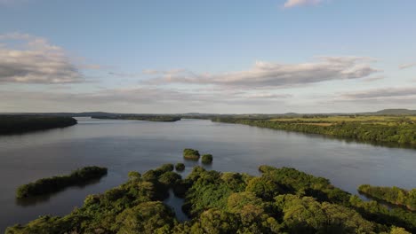 Foto-Panorámica-De-La-Hermosa-Ribera-Del-Río-Posadas,-Región-De-Misiones,-Argentina