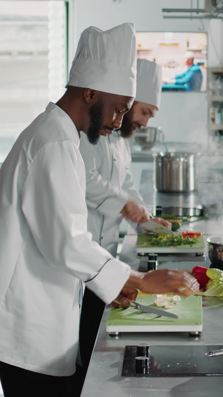 Capi di cucina che preparano cibo in una cucina professionale