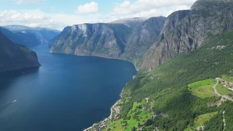 aurlandsfjord, norvegia - fiordo panoramico e panorama paesaggio naturale in fiamme, vestland - circolazione aerea