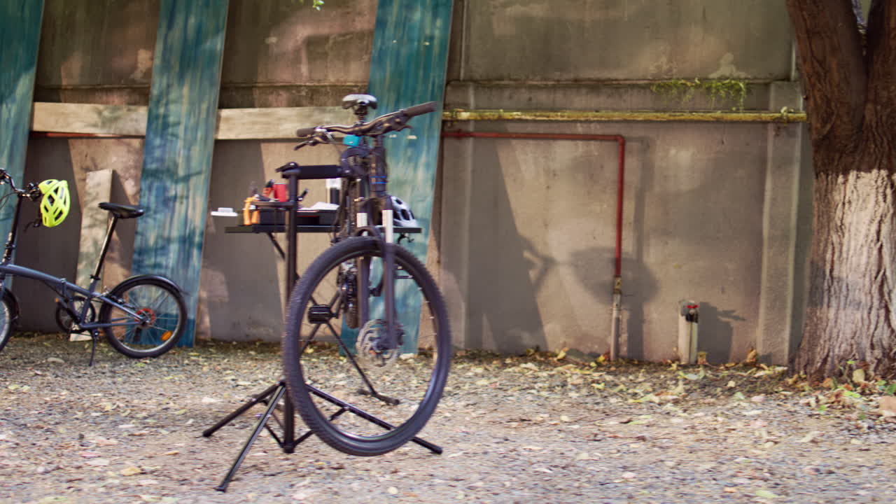 수리 스탠드 에 놓인 자전거