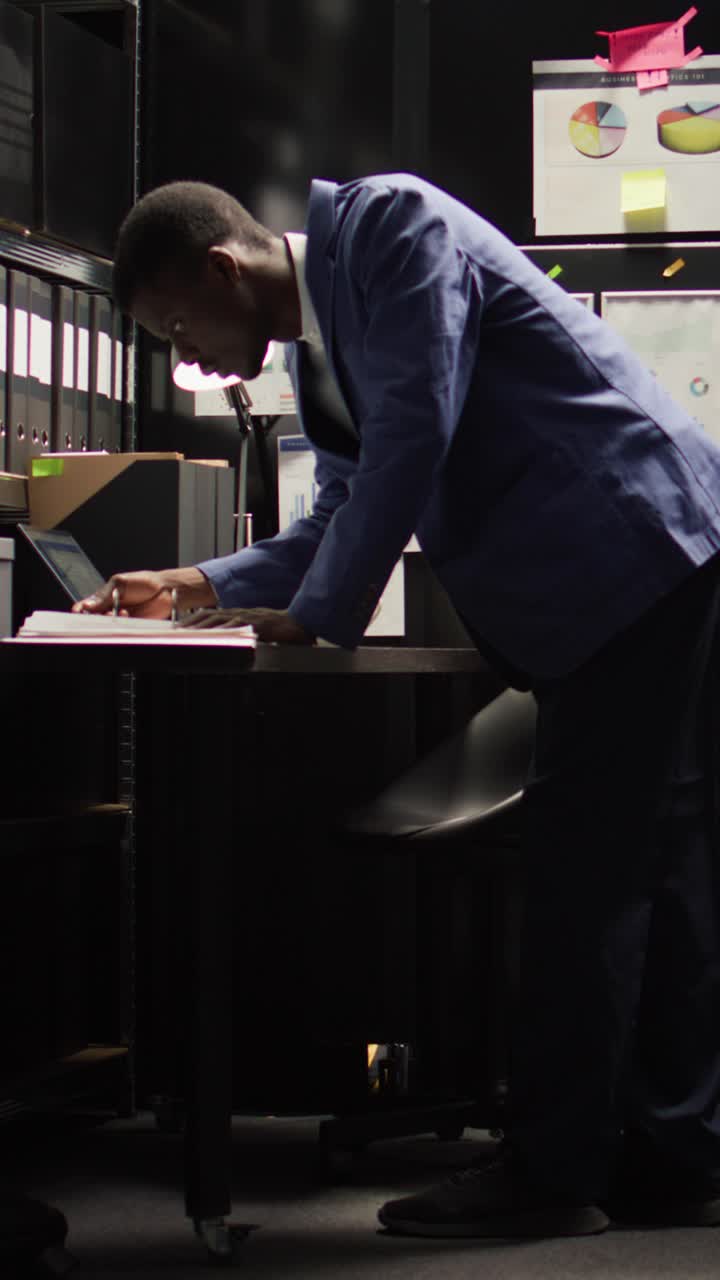 Man aan het werk op laptop in kantoor