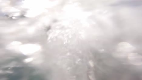 hombre nadando revelado detrás de burbujas bajo el mar