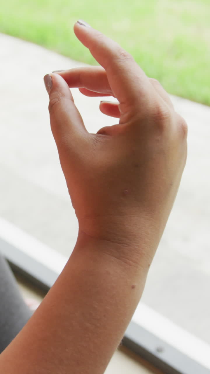 플러스 사이즈의 손의 비디오 아프리카계 미국인 여성이 집에서 운동하고, 요가를 연습하고 있습니다.