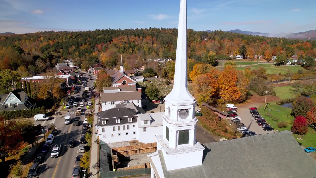 Flyfoto av kirketårn i Stowe, Vermont