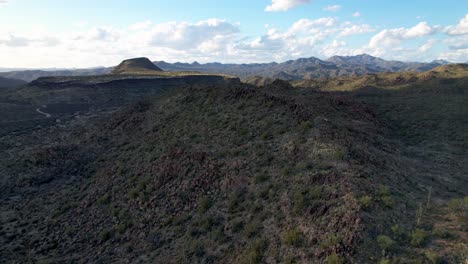 inclinación aérea hacia arriba para revelar el campo por encima de phoenix, arizona.