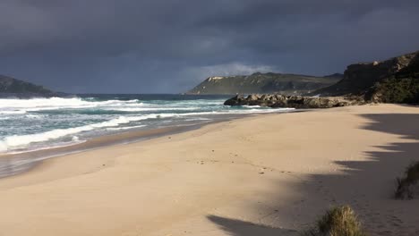 Empty-Mandalay-Beach-in-Western-Australia-during-the-sunrise