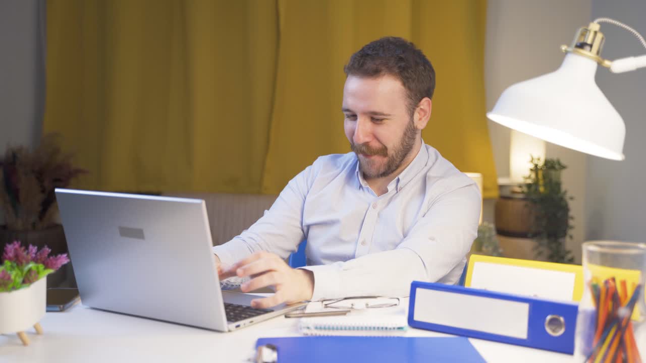 trabajador de oficina en casa feliz y sonriente.